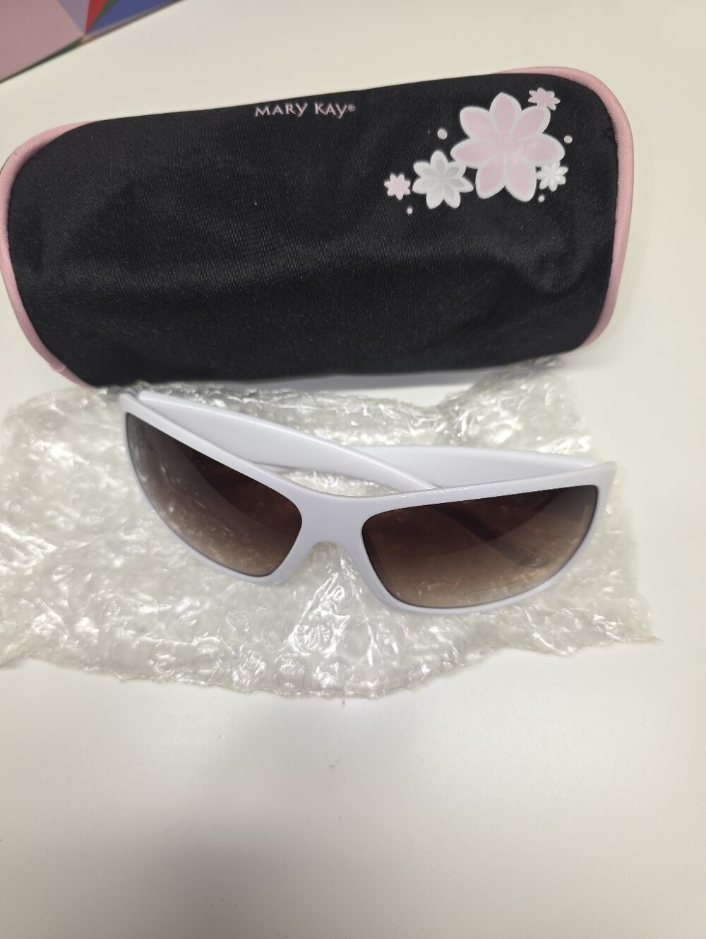 New Limited Edition Mary Kay White Frame Sunglasses UV400 With Soft Zip Case